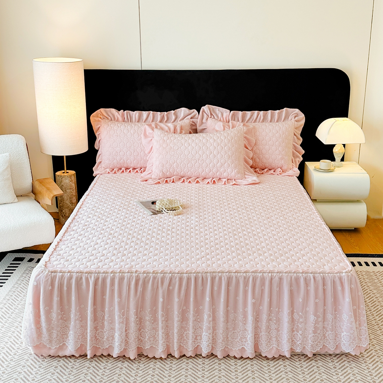 91家纺网 家纺一手货源 找家纺 民新家纺 2025新款牛奶绒夹棉床裙三件套 浪漫时光-浅粉