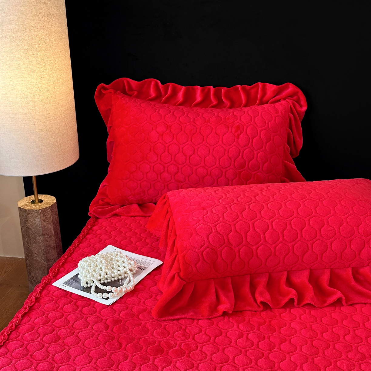 91家纺网 家纺一手货源 找家纺 民新家纺 2025新款牛奶绒夹棉床裙三件套 浪漫时光-大红