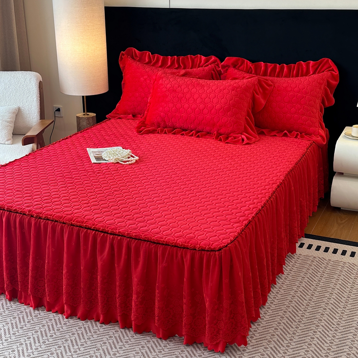 91家纺网 家纺一手货源 找家纺 民新家纺 2025新款牛奶绒夹棉床裙三件套 浪漫时光-大红