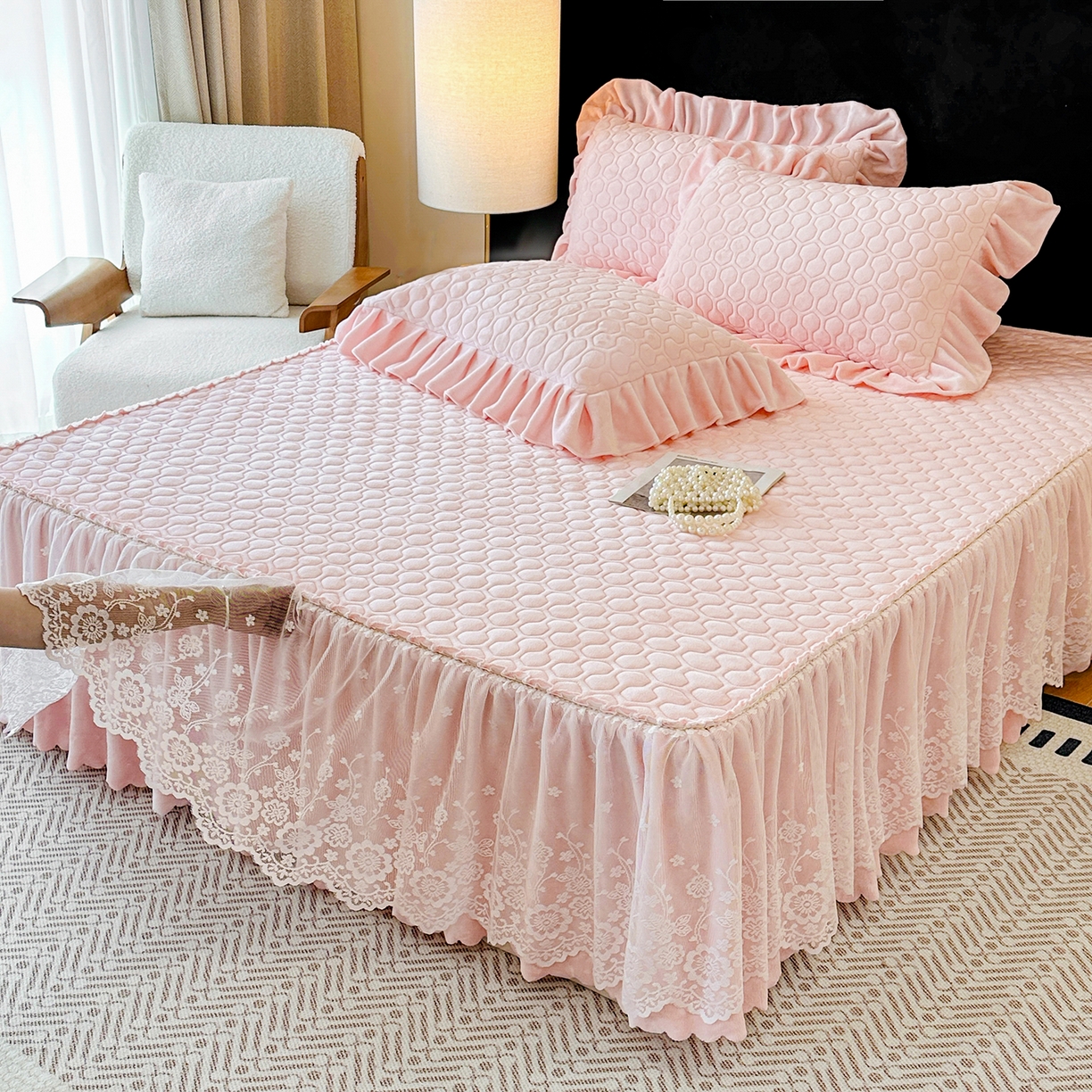 91家纺网 家纺一手货源 找家纺 民新家纺 2025新款牛奶绒夹棉床裙三件套 浪漫时光-浅粉