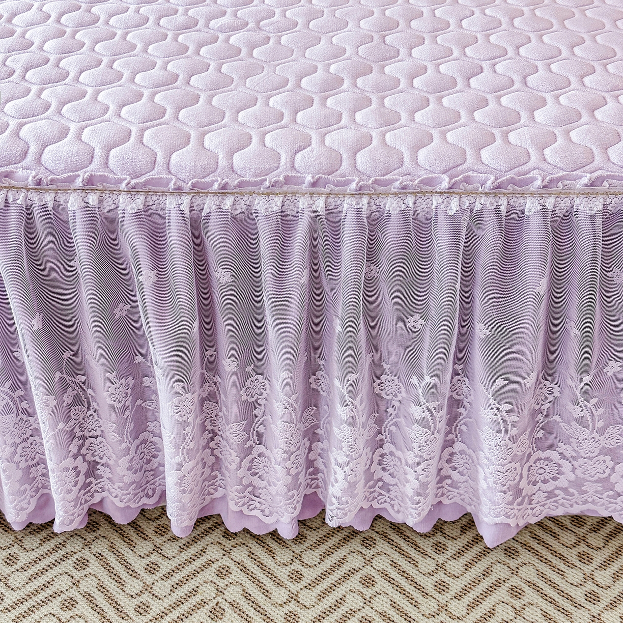 91家纺网 家纺一手货源 找家纺 民新家纺 2025新款牛奶绒夹棉床裙三件套 浪漫时光-浅紫