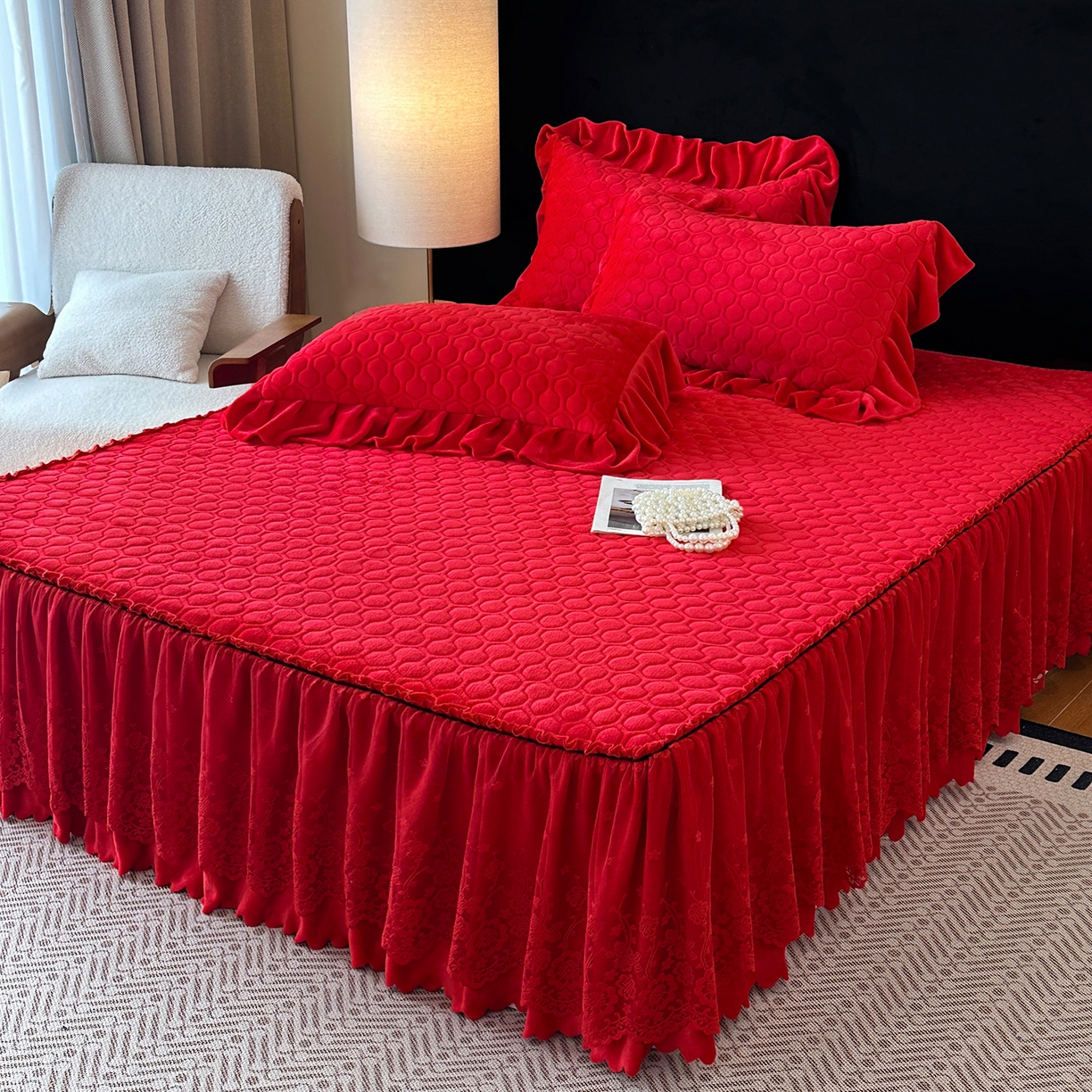 91家纺网 家纺一手货源 找家纺 民新家纺 2025新款牛奶绒夹棉床裙三件套 浪漫时光-大红