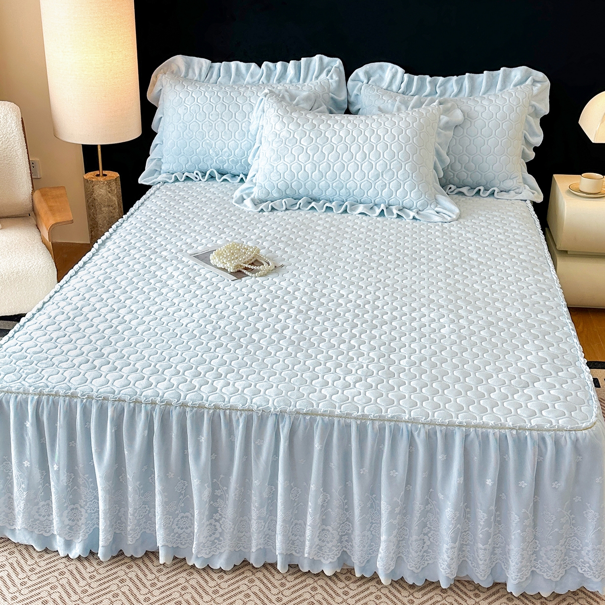 91家纺网 家纺一手货源 找家纺 民新家纺 2025新款牛奶绒夹棉床裙三件套 浪漫时光-浅蓝