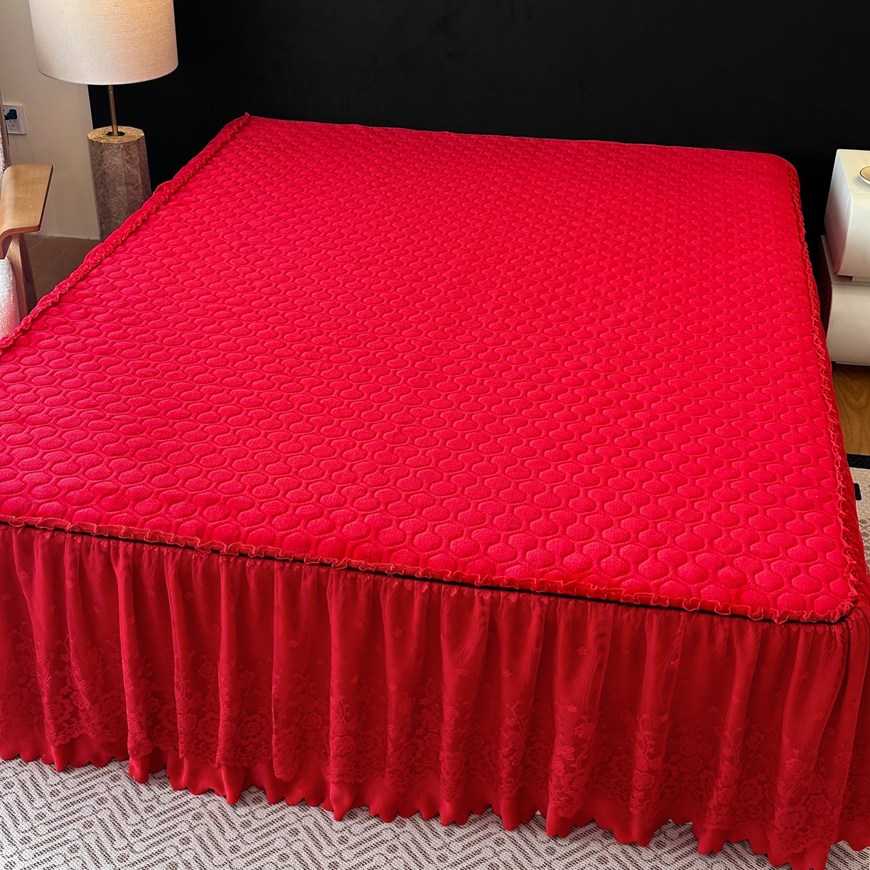 91家纺网 家纺一手货源 找家纺 民新家纺 2025新款牛奶绒夹棉床裙三件套 浪漫时光-大红