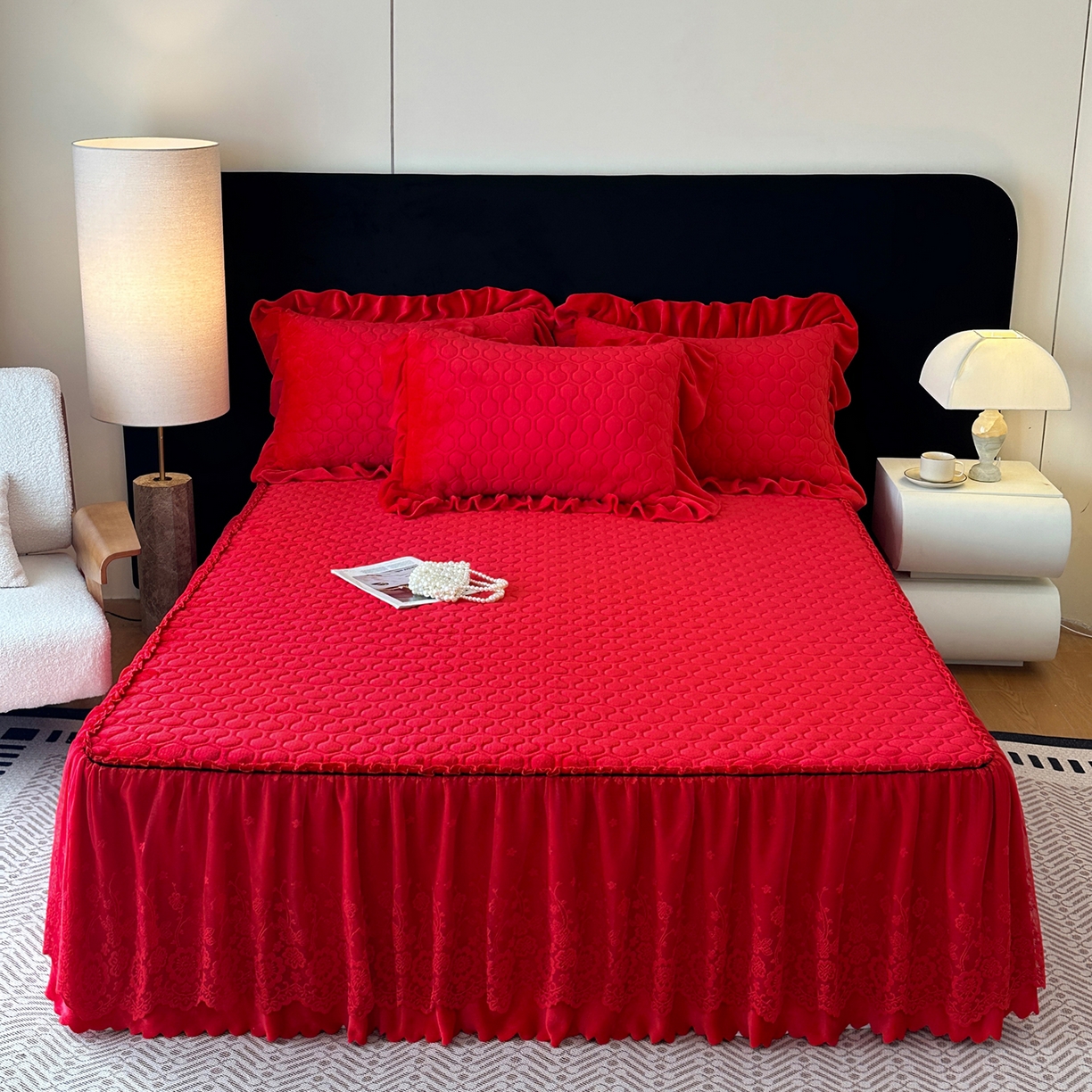 91家纺网 家纺一手货源 找家纺 民新家纺 2025新款牛奶绒夹棉床裙三件套 浪漫时光-大红