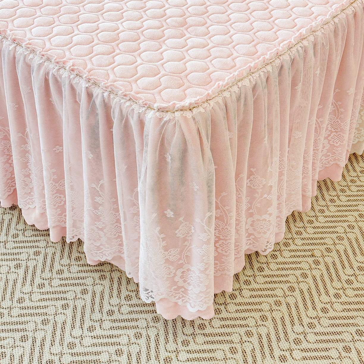 91家纺网 家纺一手货源 找家纺 民新家纺 2025新款牛奶绒夹棉床裙三件套 浪漫时光-浅粉