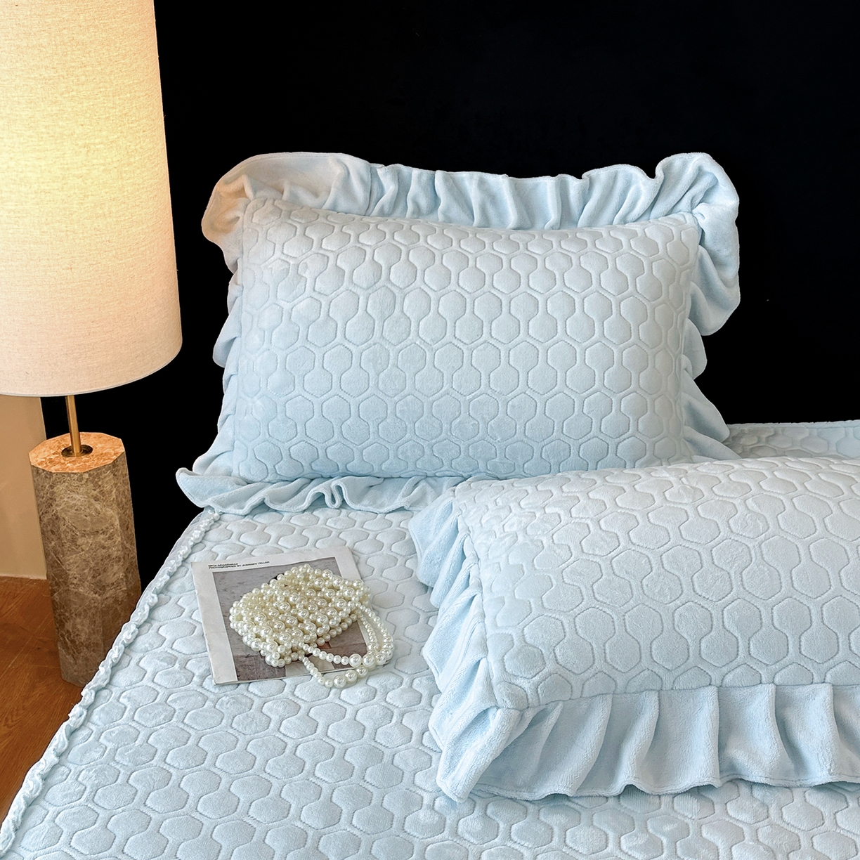 91家纺网 家纺一手货源 找家纺 民新家纺 2025新款牛奶绒夹棉床裙三件套 浪漫时光-浅蓝