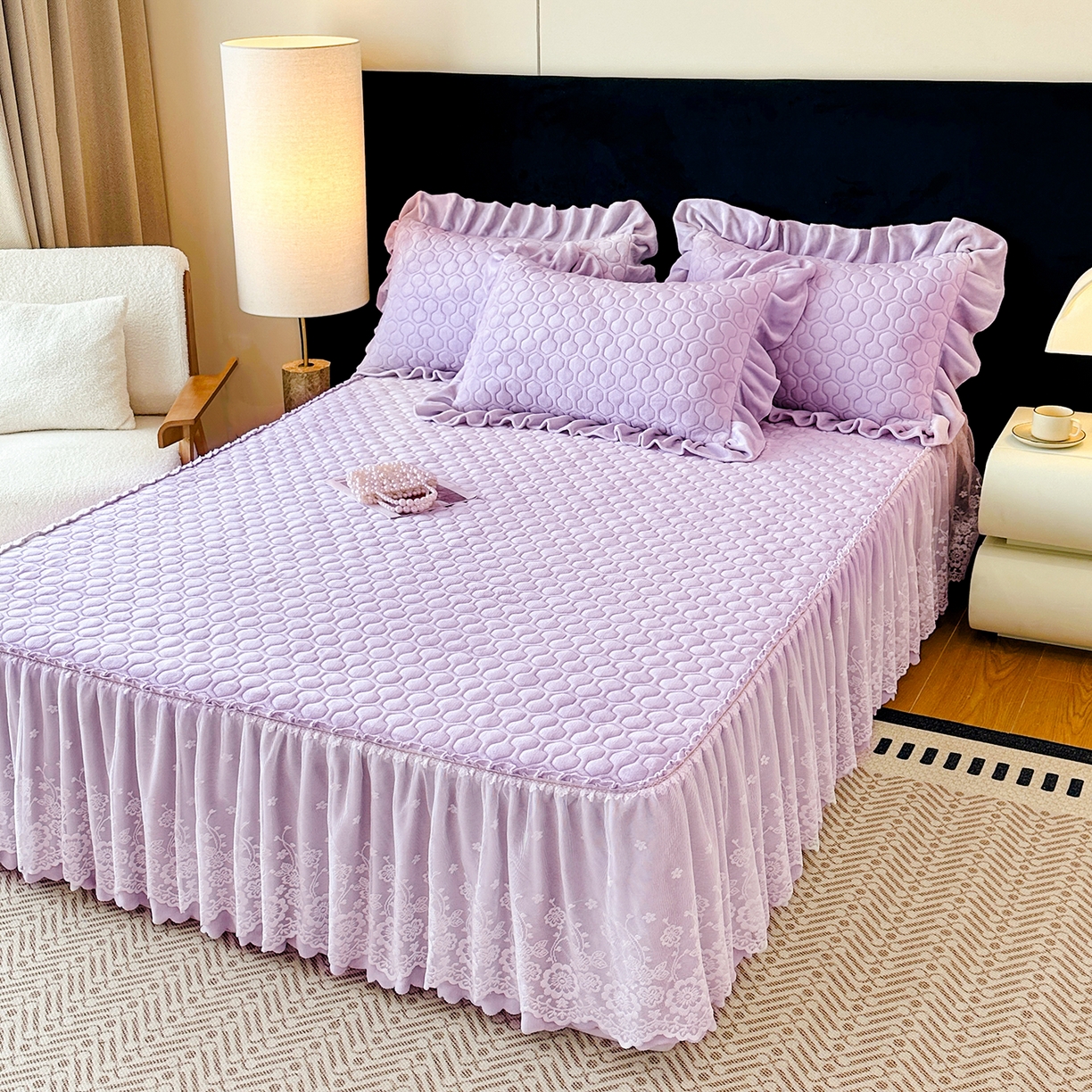 91家纺网 家纺一手货源 找家纺 民新家纺 2025新款牛奶绒夹棉床裙三件套 浪漫时光-浅紫