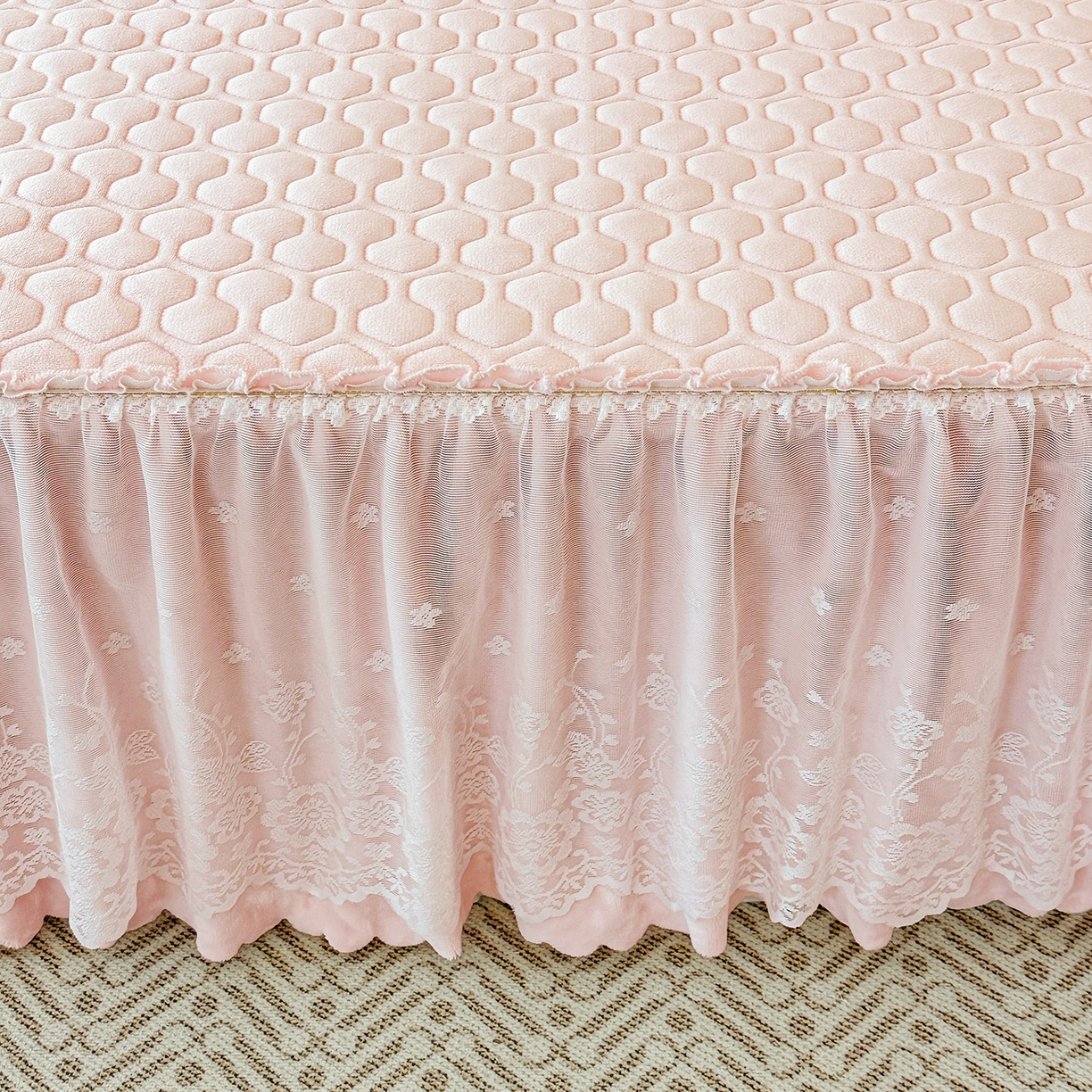 91家纺网 家纺一手货源 找家纺 民新家纺 2025新款牛奶绒夹棉床裙三件套 浪漫时光-浅粉