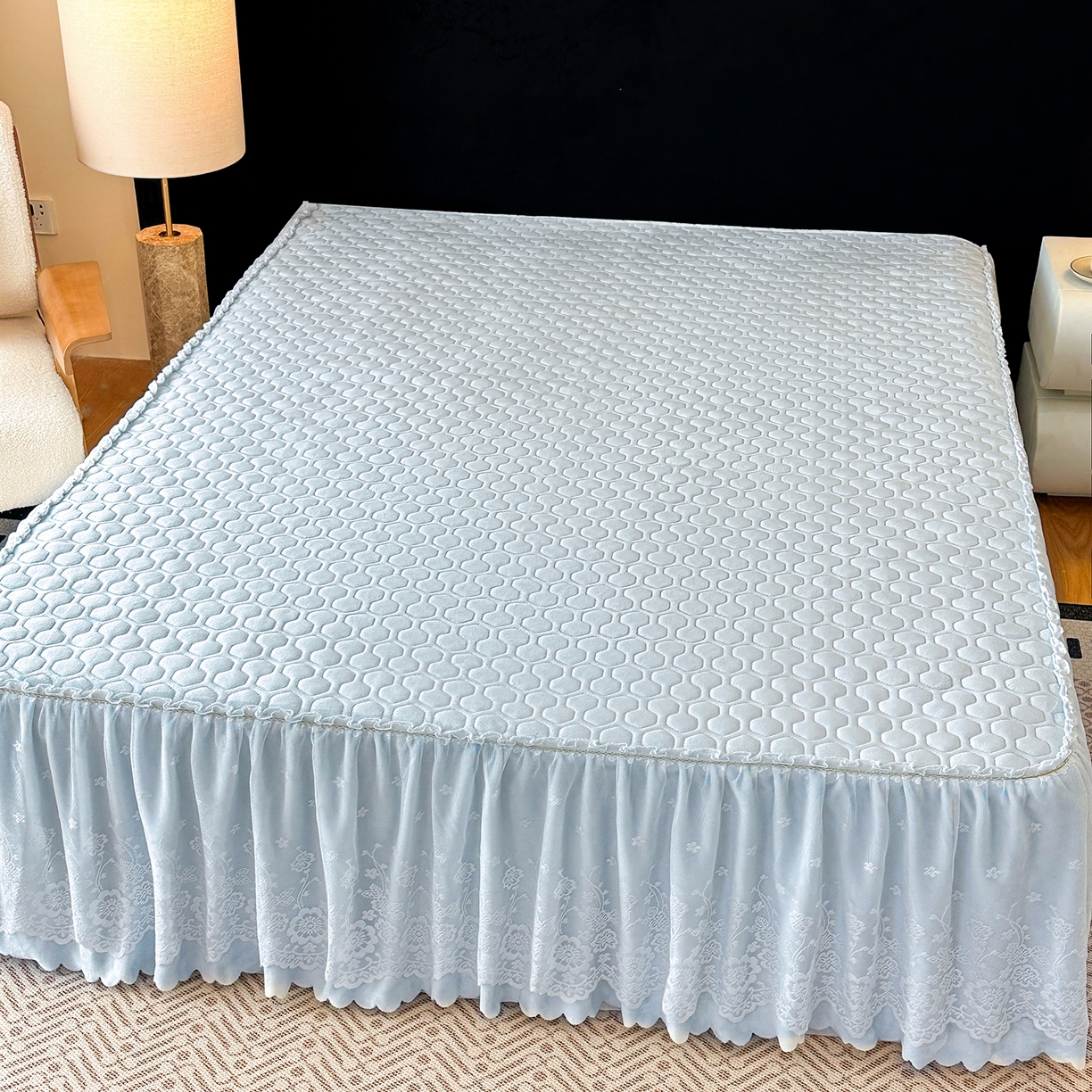 91家纺网 家纺一手货源 找家纺 民新家纺 2025新款牛奶绒夹棉床裙三件套 浪漫时光-浅蓝