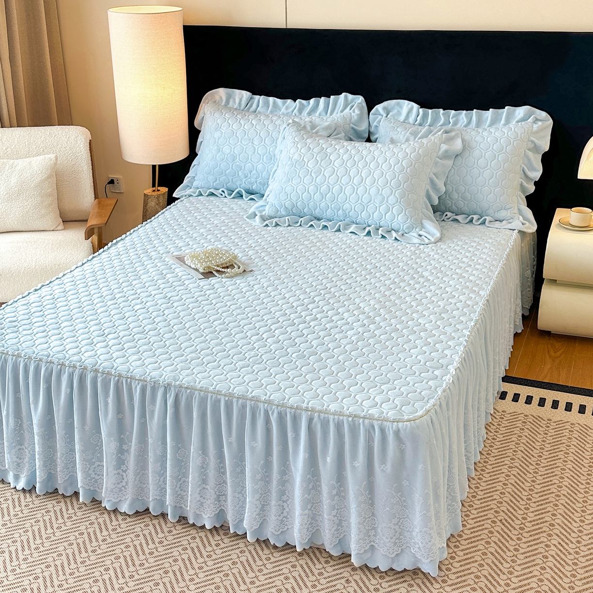 91家纺网 家纺一手货源 找家纺 民新家纺 2025新款牛奶绒夹棉床裙三件套 浪漫时光-浅蓝