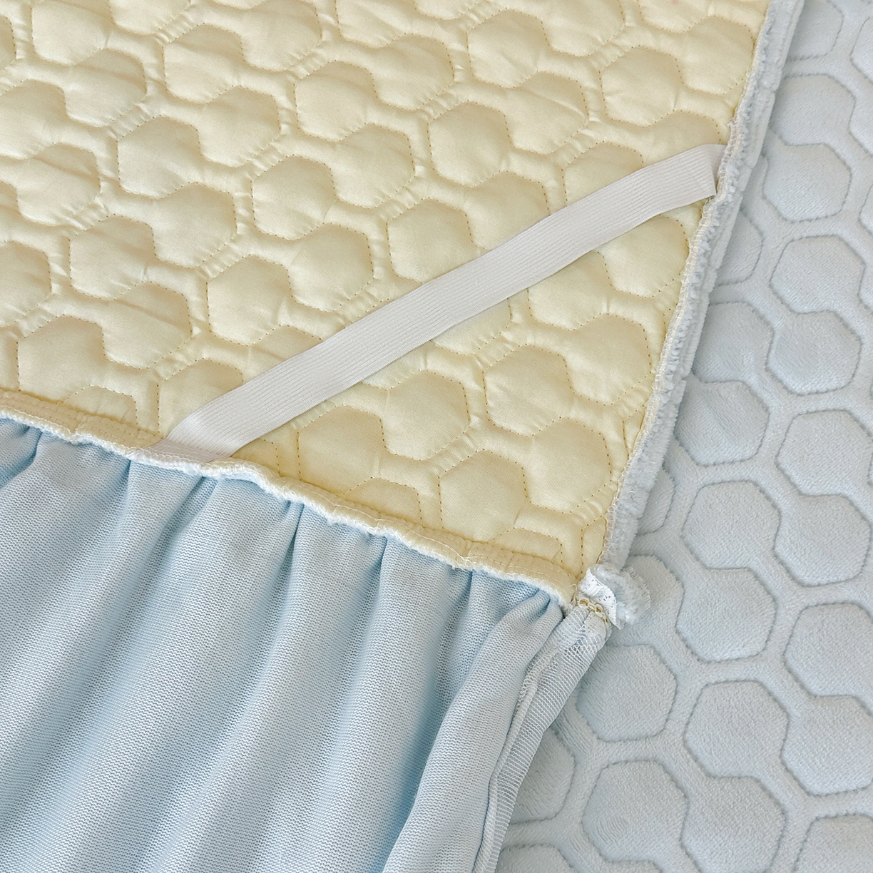 91家纺网 家纺一手货源 找家纺 民新家纺 2025新款牛奶绒夹棉床裙三件套 浪漫时光-浅蓝