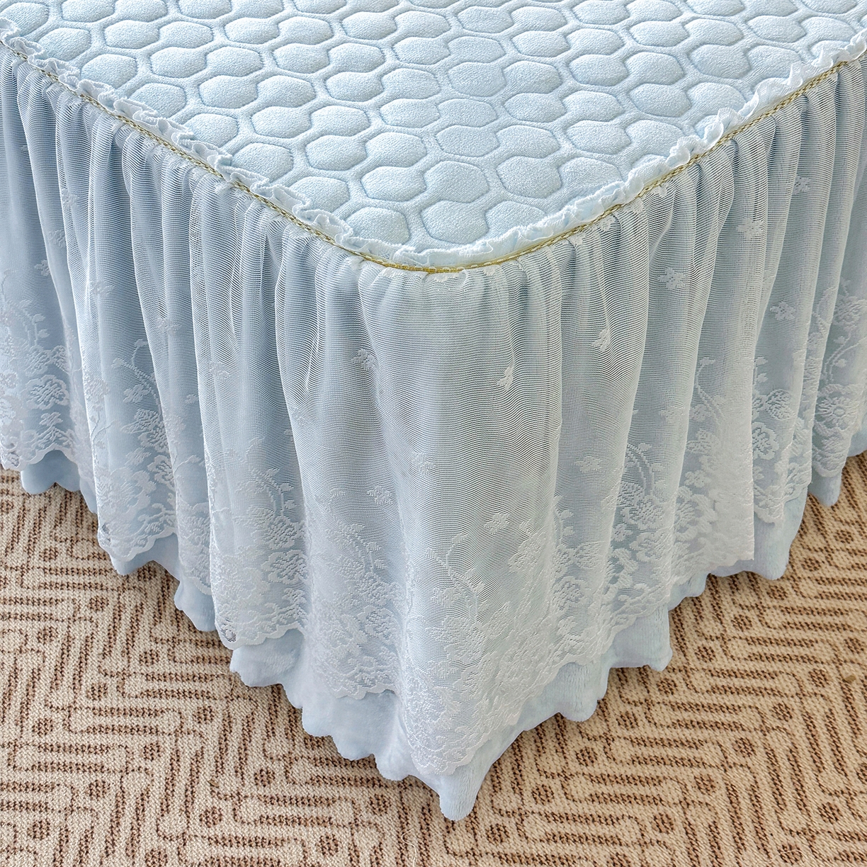 91家纺网 家纺一手货源 找家纺 民新家纺 2025新款牛奶绒夹棉床裙三件套 浪漫时光-浅蓝