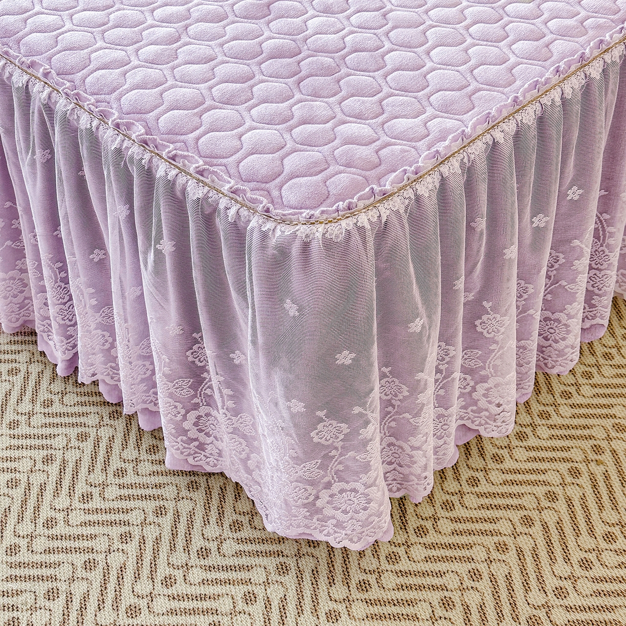 91家纺网 家纺一手货源 找家纺 民新家纺 2025新款牛奶绒夹棉床裙三件套 浪漫时光-浅紫