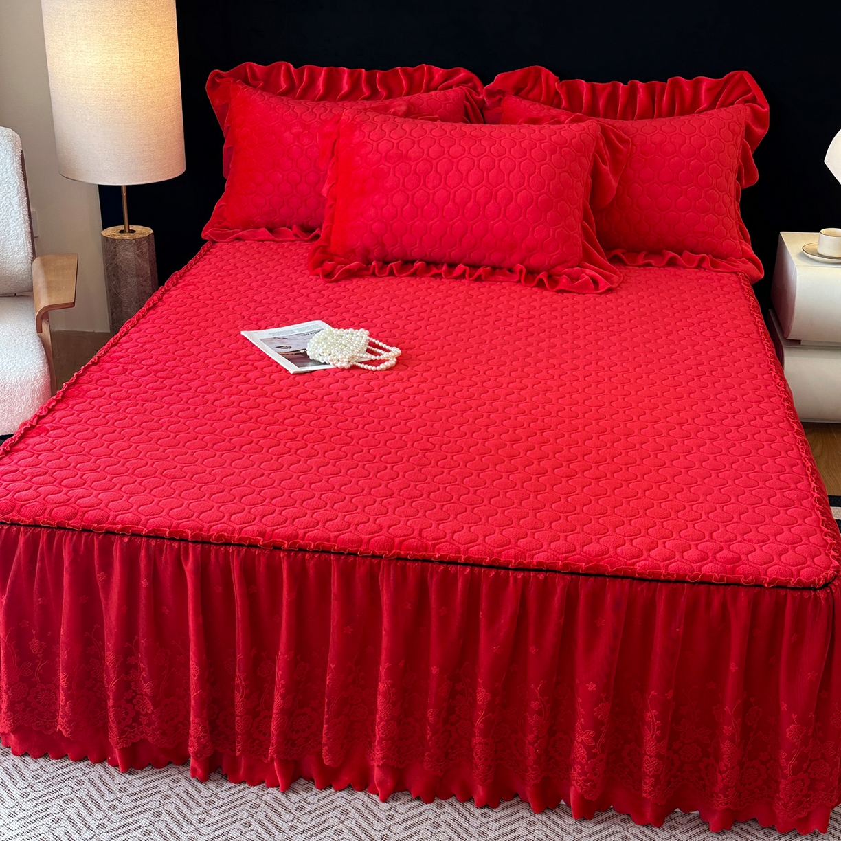 91家纺网 家纺一手货源 找家纺 民新家纺 2025新款牛奶绒夹棉床裙三件套 浪漫时光-大红