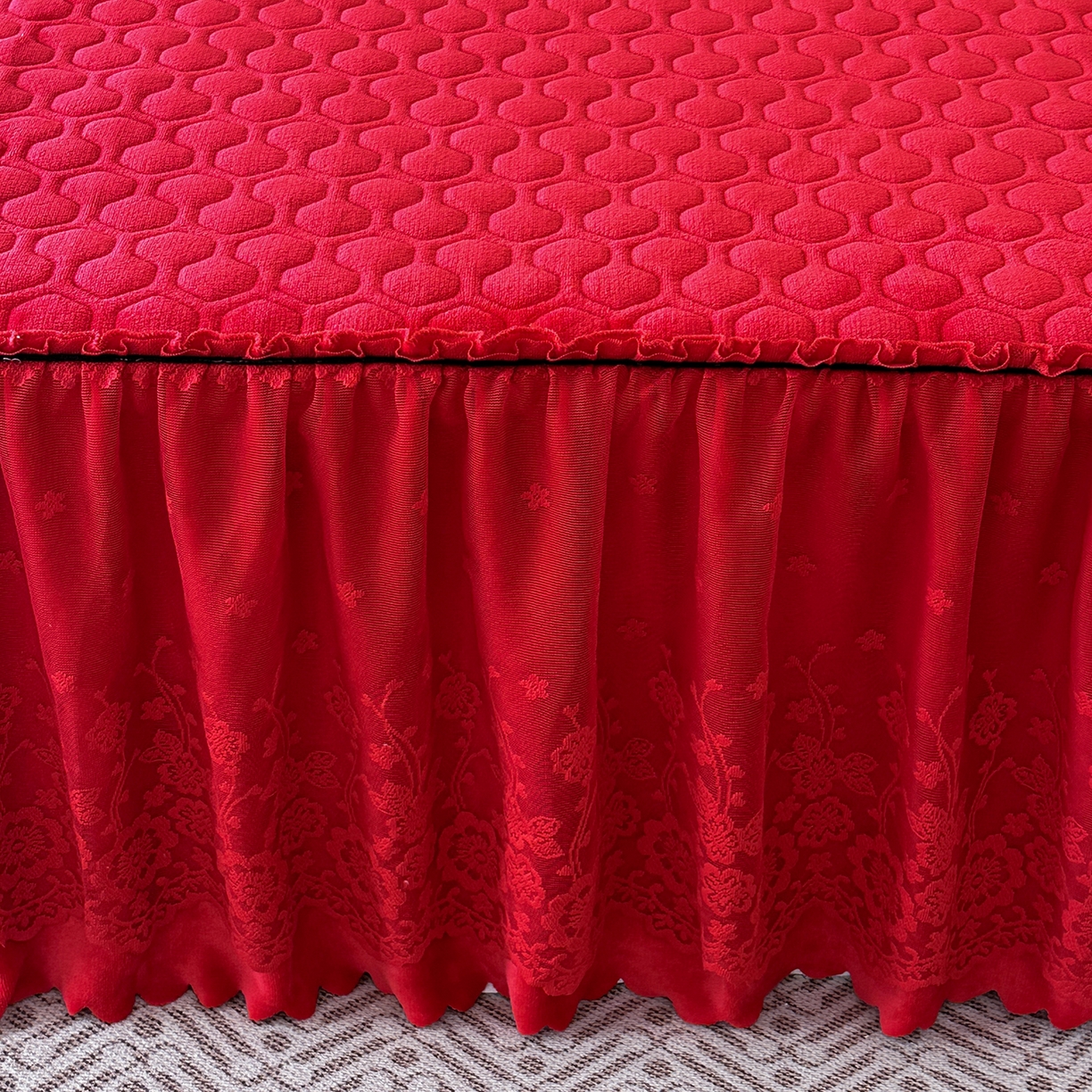 91家纺网 家纺一手货源 找家纺 民新家纺 2025新款牛奶绒夹棉床裙三件套 浪漫时光-大红