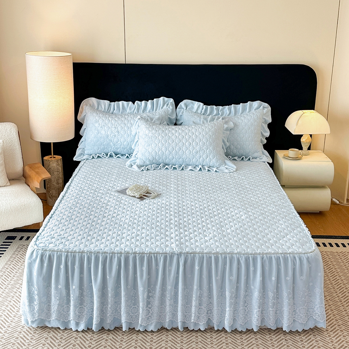 91家纺网 家纺一手货源 找家纺 民新家纺 2025新款牛奶绒夹棉床裙三件套 浪漫时光-浅蓝