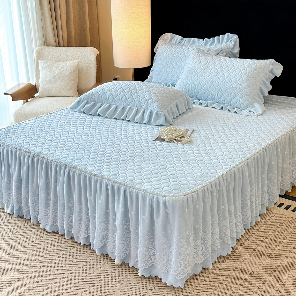 91家纺网 家纺一手货源 找家纺 民新家纺 2025新款牛奶绒夹棉床裙三件套 浪漫时光-浅蓝