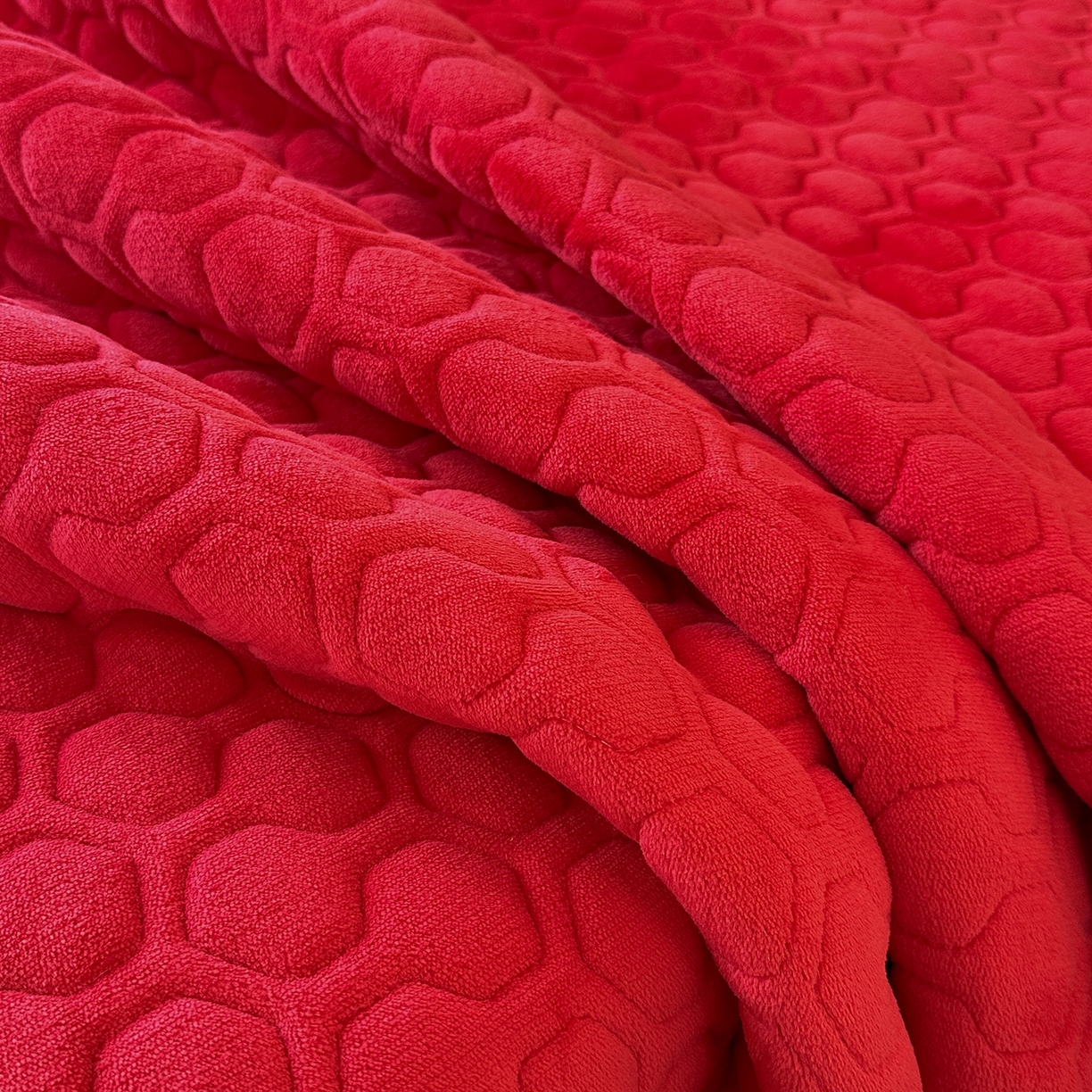 91家纺网 家纺一手货源 找家纺 民新家纺 2025新款牛奶绒夹棉床裙三件套 浪漫时光-大红