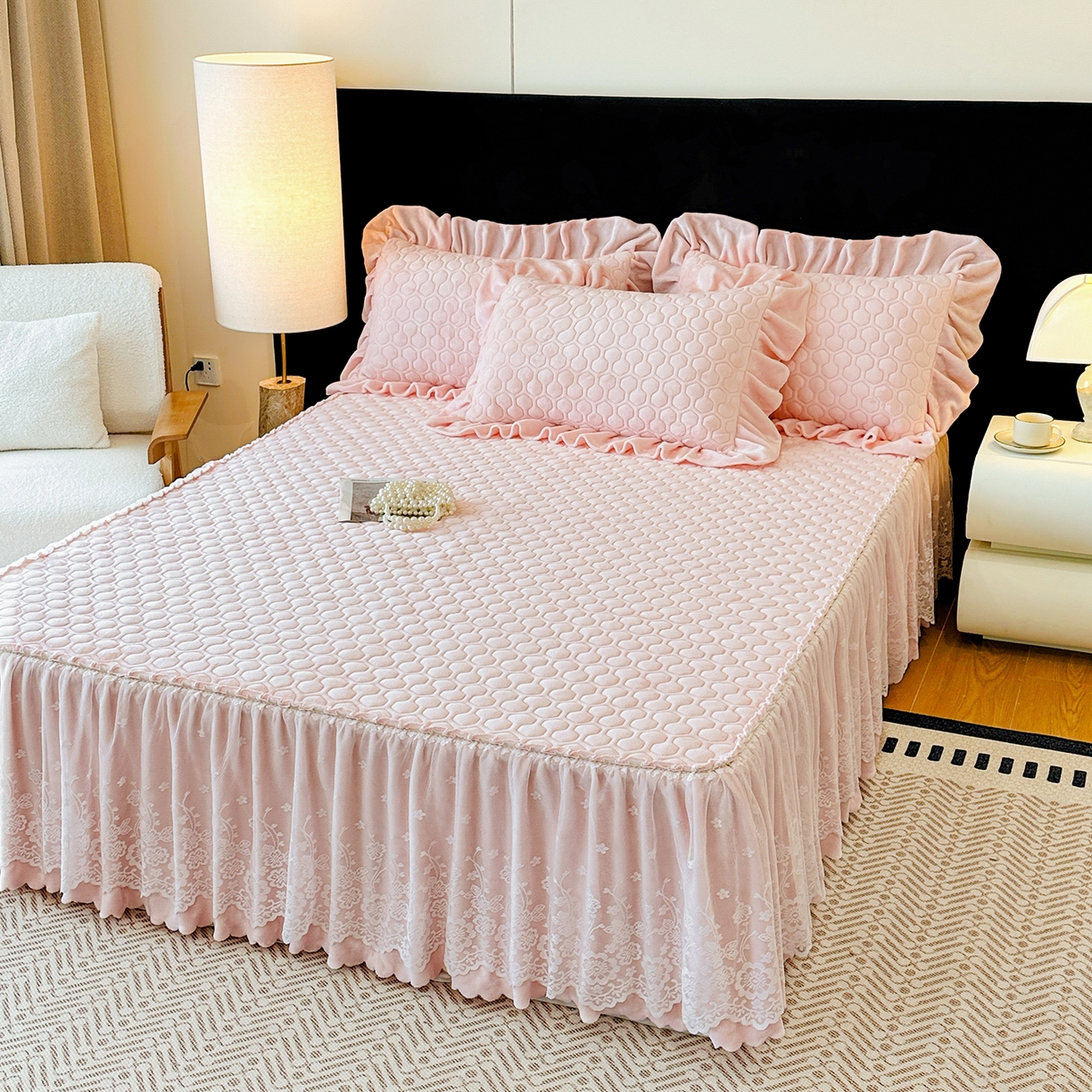 91家纺网 家纺一手货源 找家纺 民新家纺 2025新款牛奶绒夹棉床裙三件套 浪漫时光-浅粉