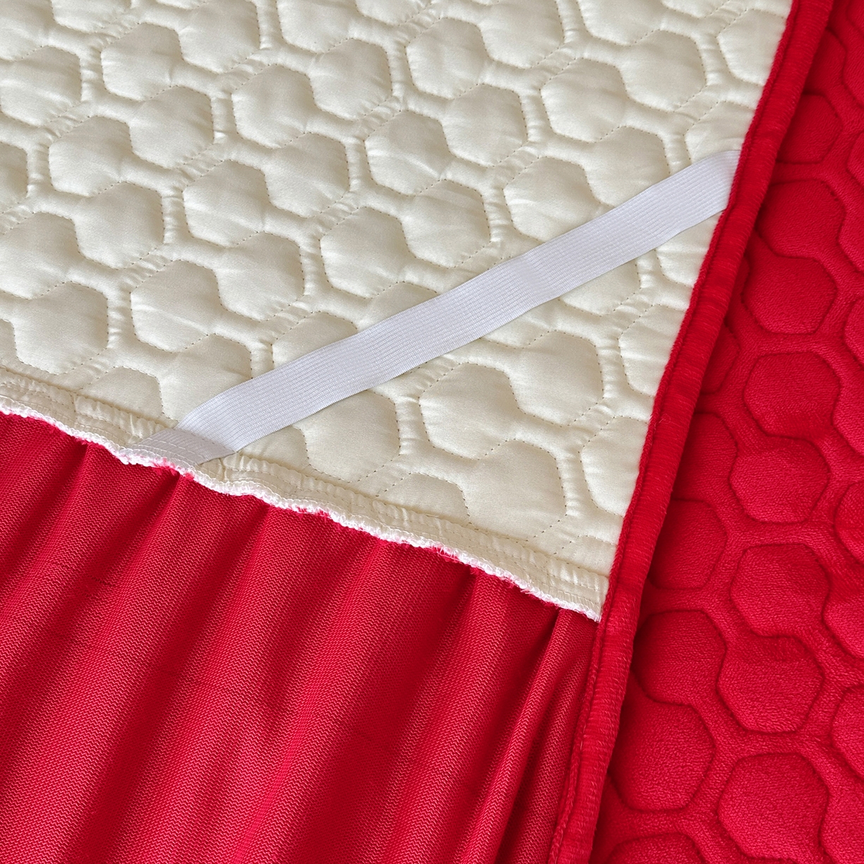 91家纺网 家纺一手货源 找家纺 民新家纺 2025新款牛奶绒夹棉床裙三件套 浪漫时光-大红