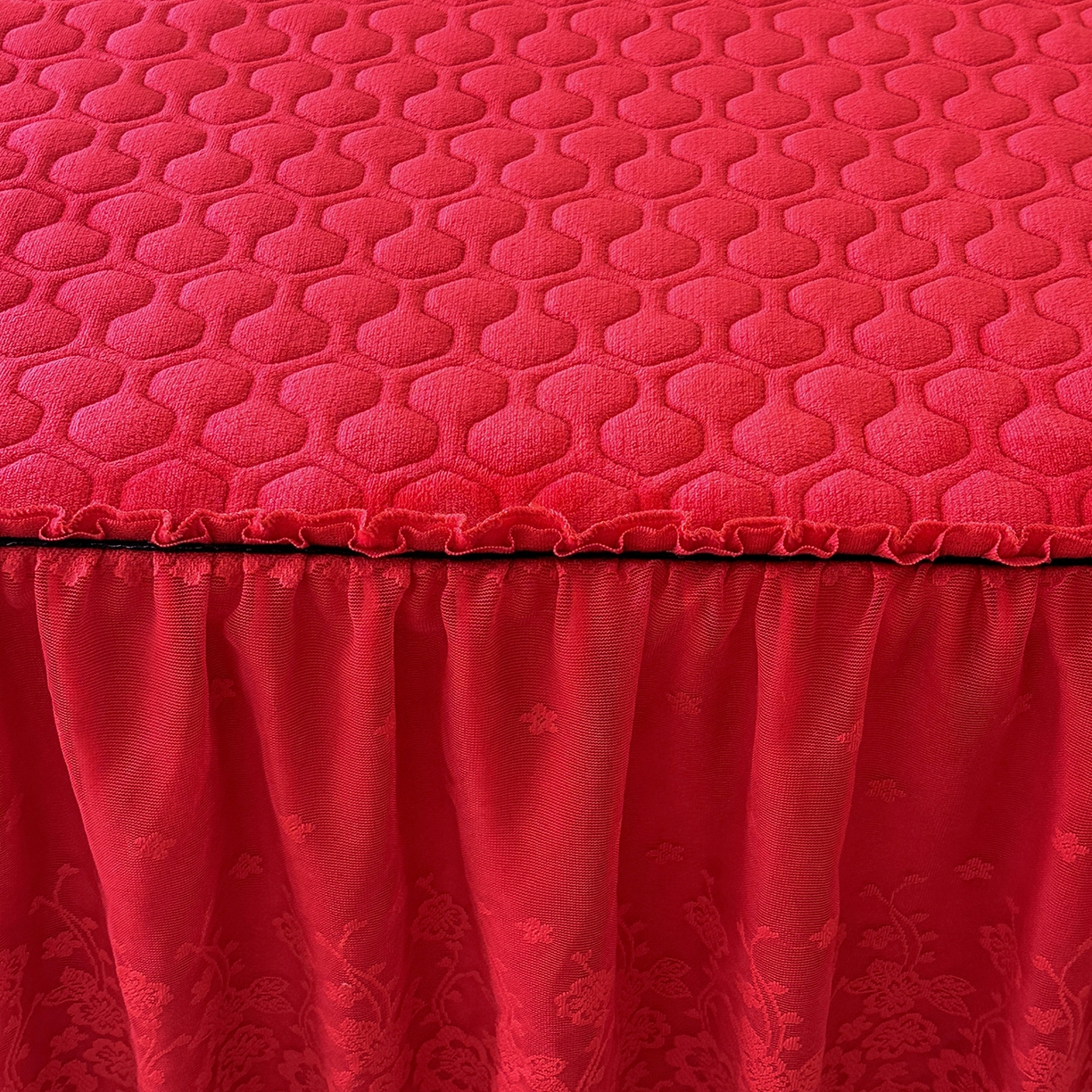 91家纺网 家纺一手货源 找家纺 民新家纺 2025新款牛奶绒夹棉床裙三件套 浪漫时光-大红