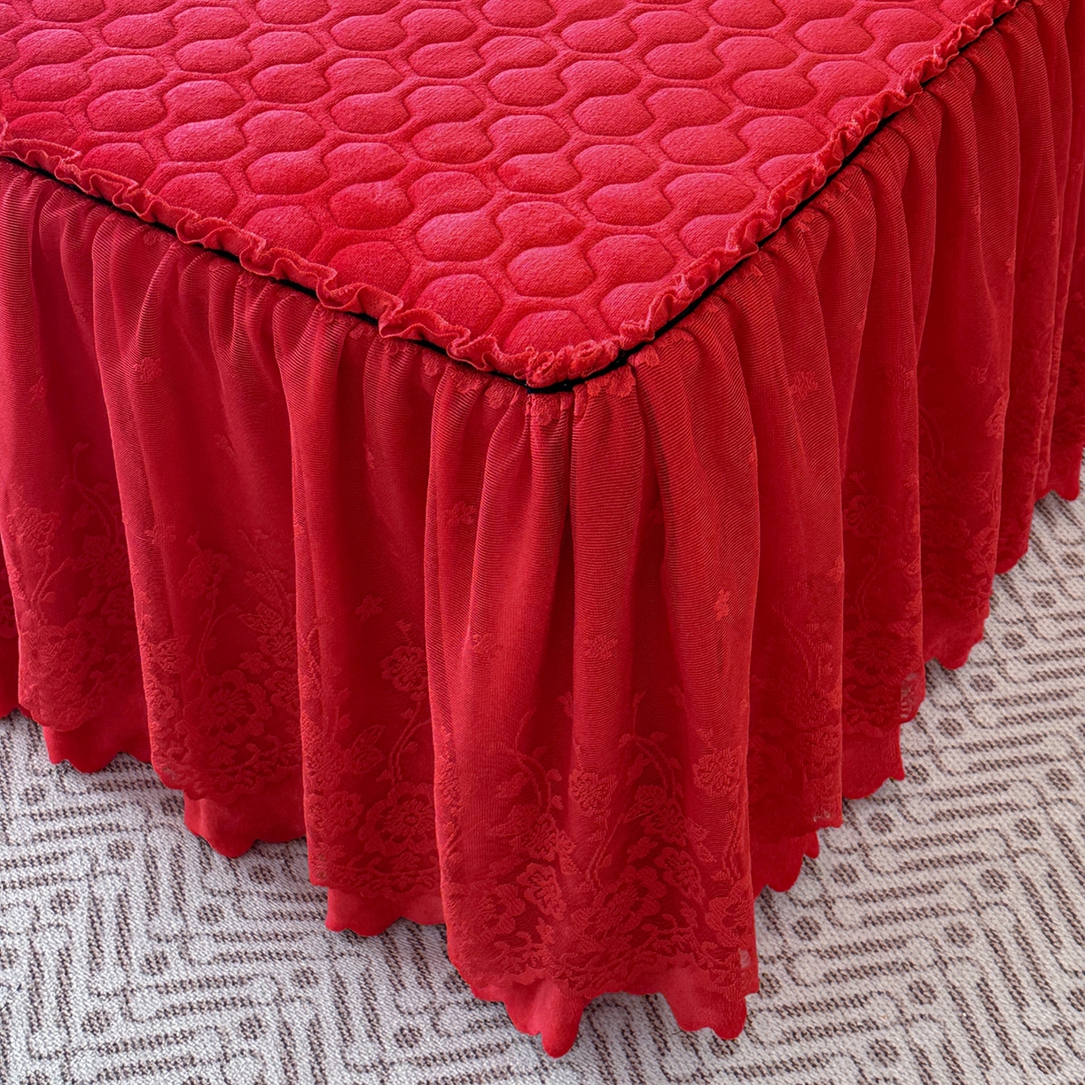 91家纺网 家纺一手货源 找家纺 民新家纺 2025新款牛奶绒夹棉床裙三件套 浪漫时光-大红