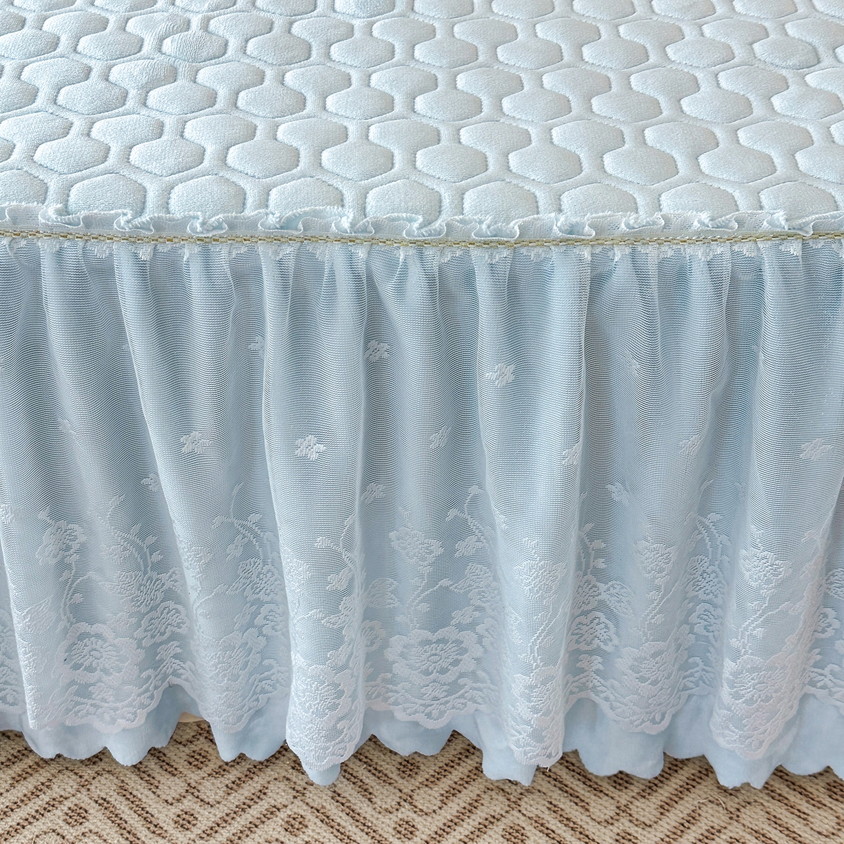 91家纺网 家纺一手货源 找家纺 民新家纺 2025新款牛奶绒夹棉床裙三件套 浪漫时光-浅蓝