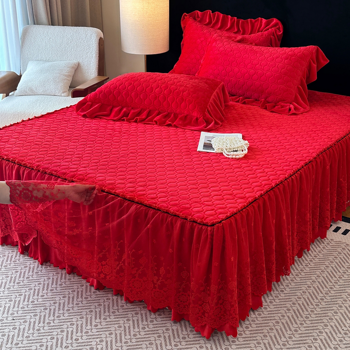 91家纺网 家纺一手货源 找家纺 民新家纺 2025新款牛奶绒夹棉床裙三件套 浪漫时光-大红