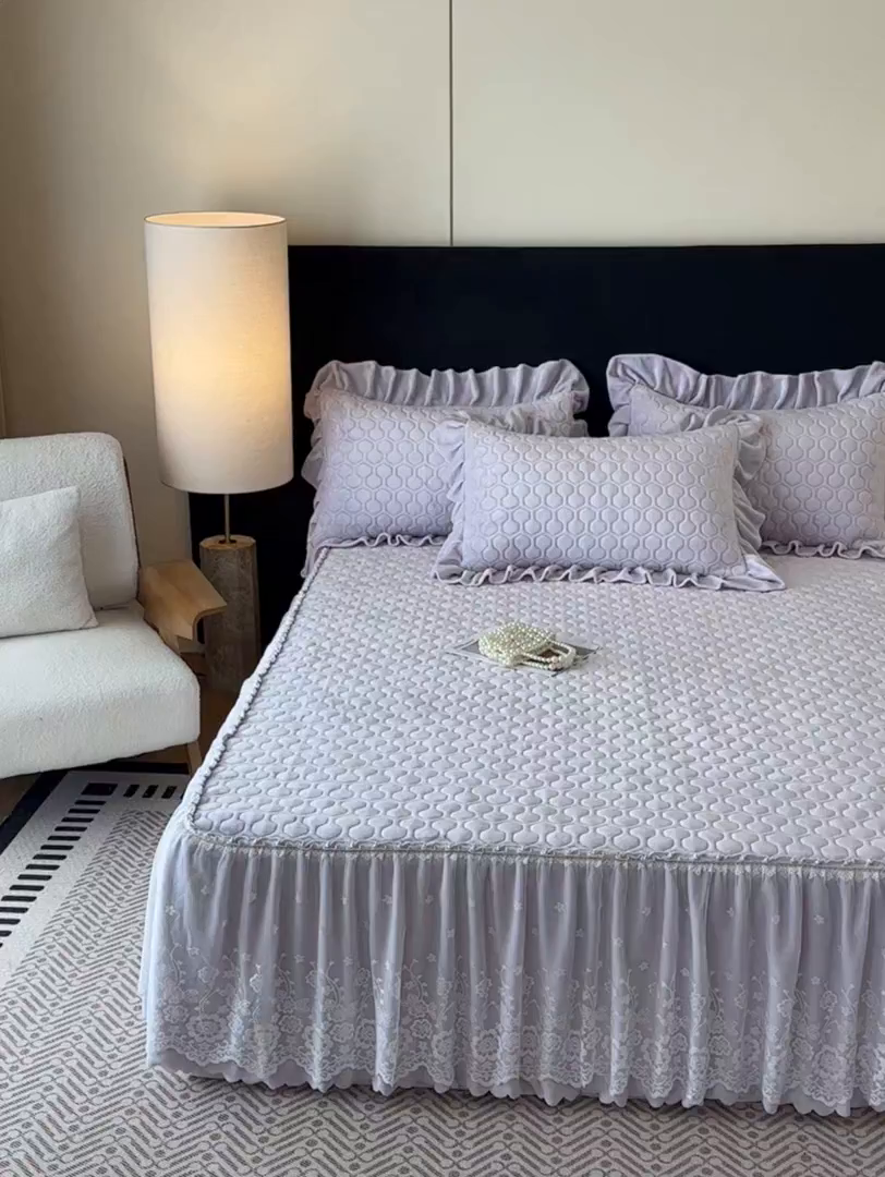 91家纺网 家纺一手货源 找家纺 民新家纺 2025新款牛奶绒夹棉床裙三件套 浪漫时光-浅紫