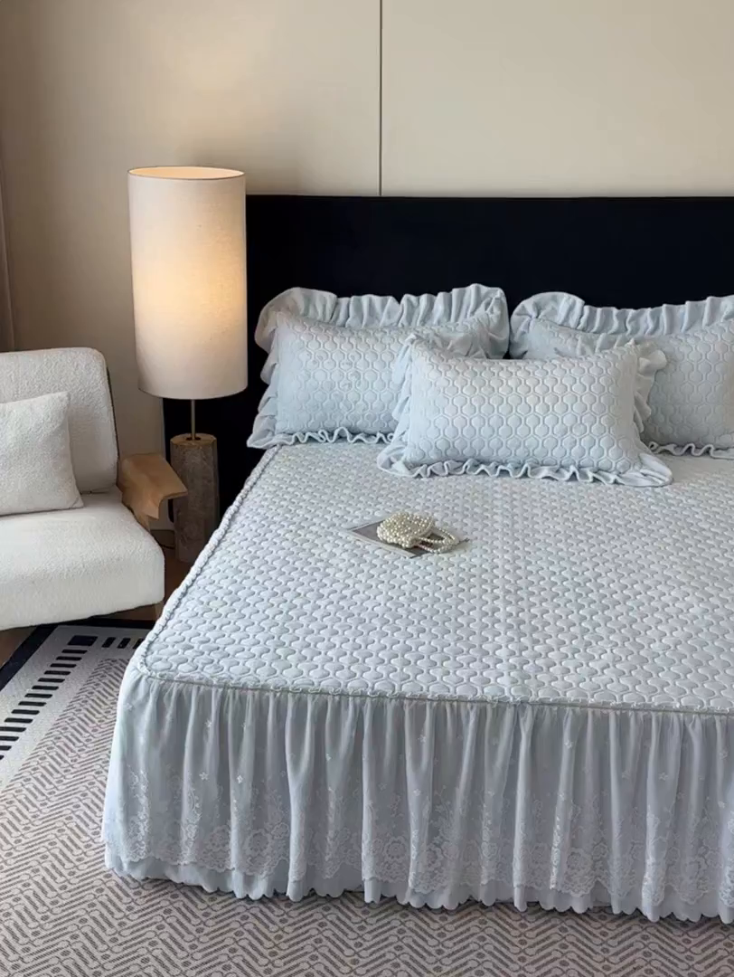 91家纺网 家纺一手货源 找家纺 民新家纺 2025新款牛奶绒夹棉床裙三件套 浪漫时光-浅蓝