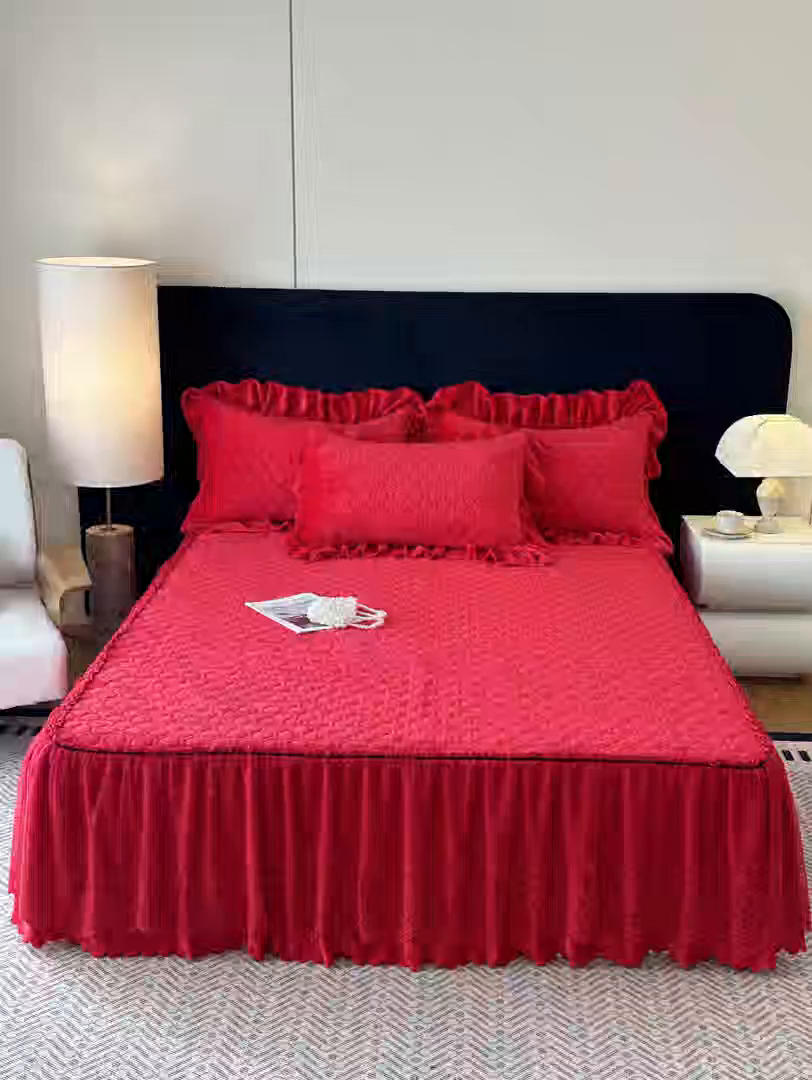 91家纺网 家纺一手货源 找家纺 民新家纺 2025新款牛奶绒夹棉床裙三件套 浪漫时光-大红