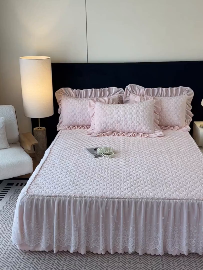 91家纺网 家纺一手货源 找家纺 民新家纺 2025新款牛奶绒夹棉床裙三件套 浪漫时光-浅粉