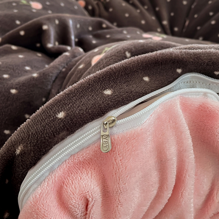 91家纺网 家纺一手货源 找家纺 一比一  2025新款双面牛奶绒四件套 樱桃点点