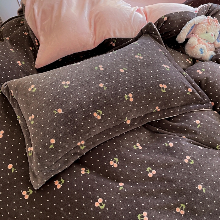 91家纺网 家纺一手货源 找家纺 一比一  2025新款双面牛奶绒四件套 樱桃点点