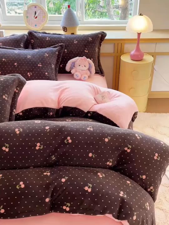 91家纺网 家纺一手货源 找家纺 一比一  2025新款双面牛奶绒四件套 樱桃点点