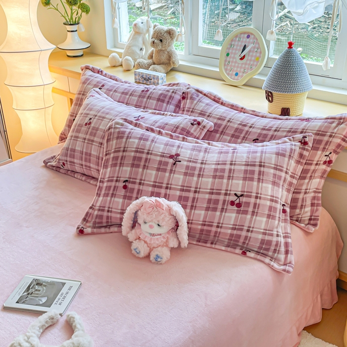 91家纺网 家纺一手货源 找家纺 一比一  2025新款双面牛奶绒四件套 樱桃红