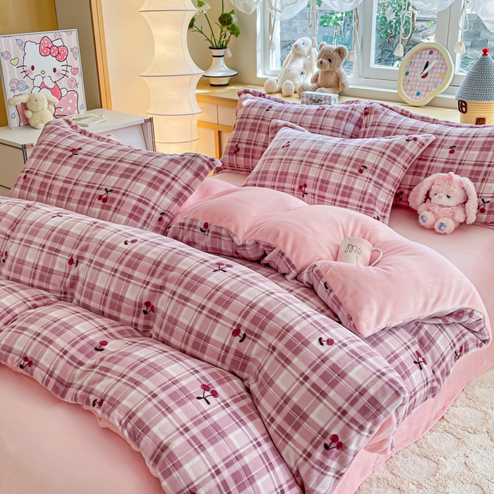 91家纺网 家纺一手货源 找家纺 一比一  2025新款双面牛奶绒四件套 樱桃红