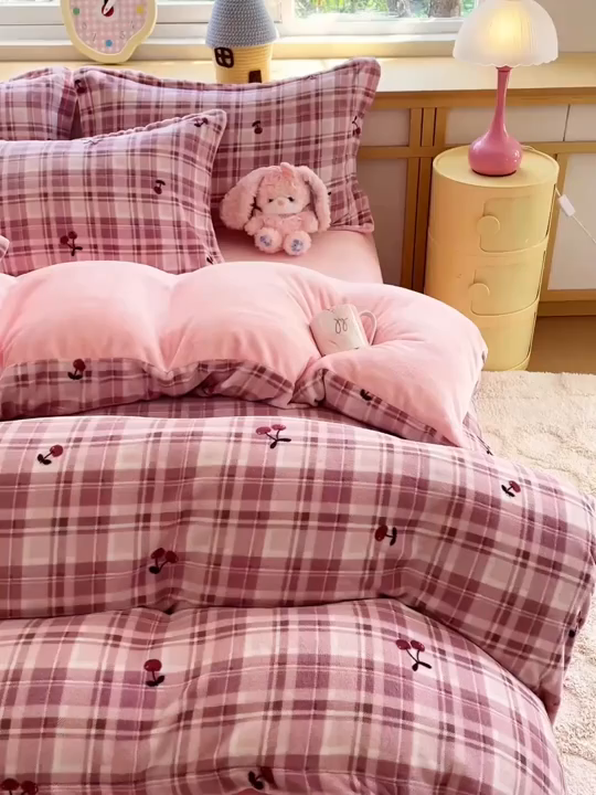 91家纺网 家纺一手货源 找家纺 一比一  2025新款双面牛奶绒四件套 樱桃红