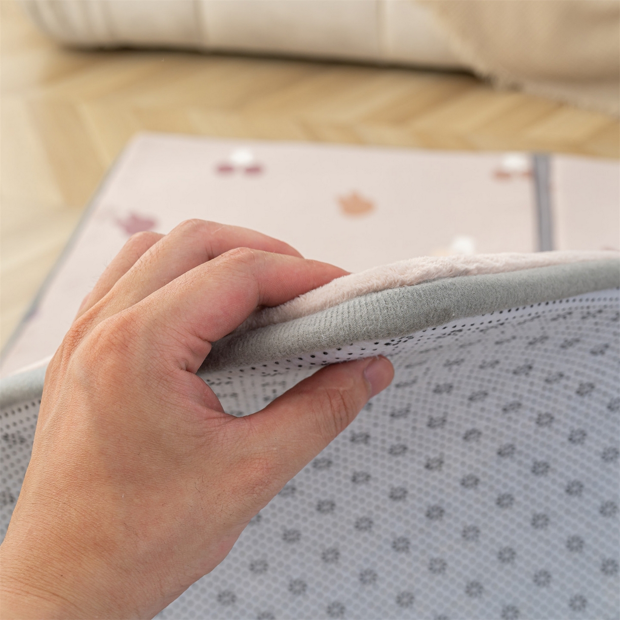 91家纺网 家纺一手货源 找家纺 新太阳蚊帐 2025新款云棉绒雕花可折叠地垫垫子 甜趣格纹垫