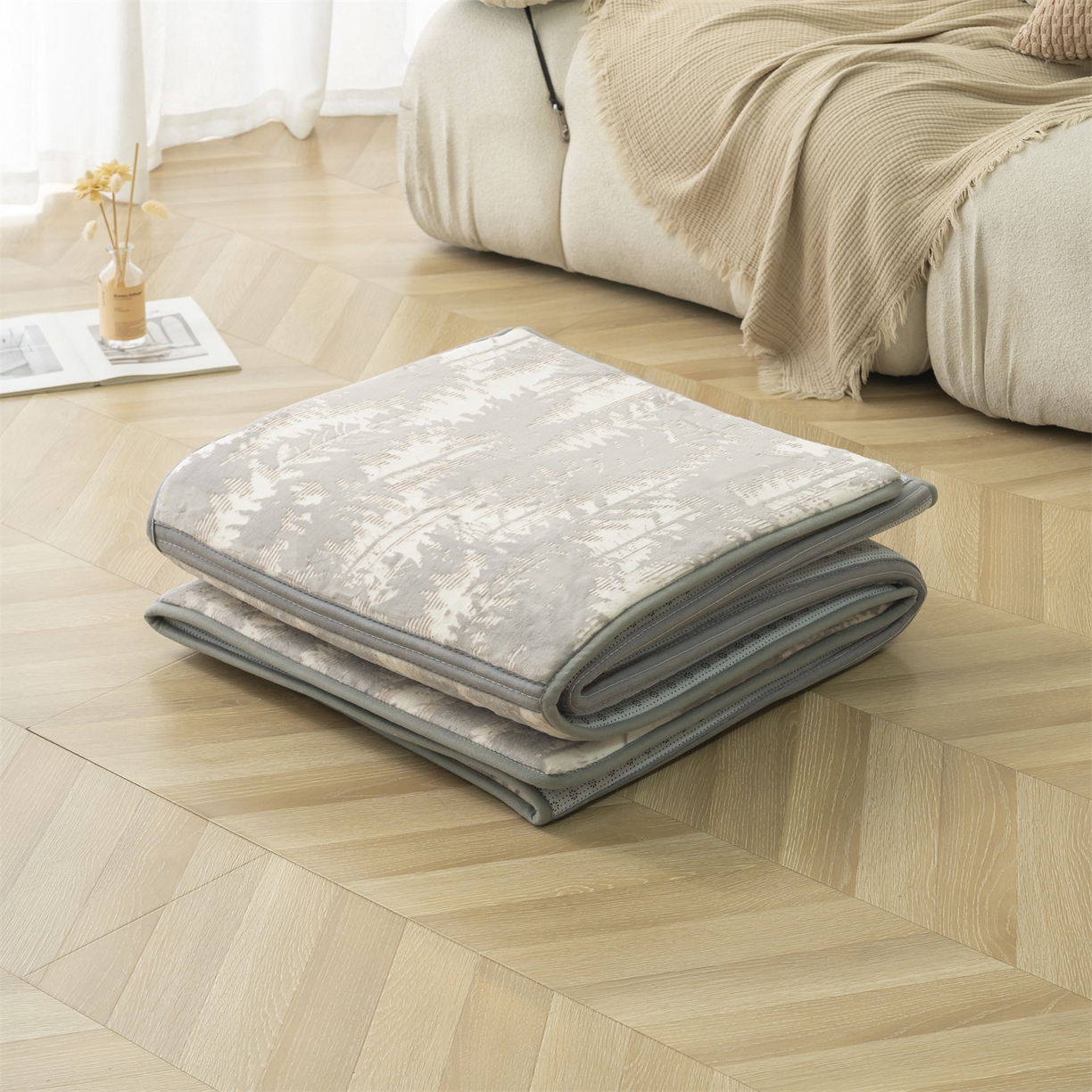 91家纺网 家纺一手货源 找家纺 新太阳蚊帐 2025新款云棉绒雕花可折叠地垫垫子 灰韵格纹垫