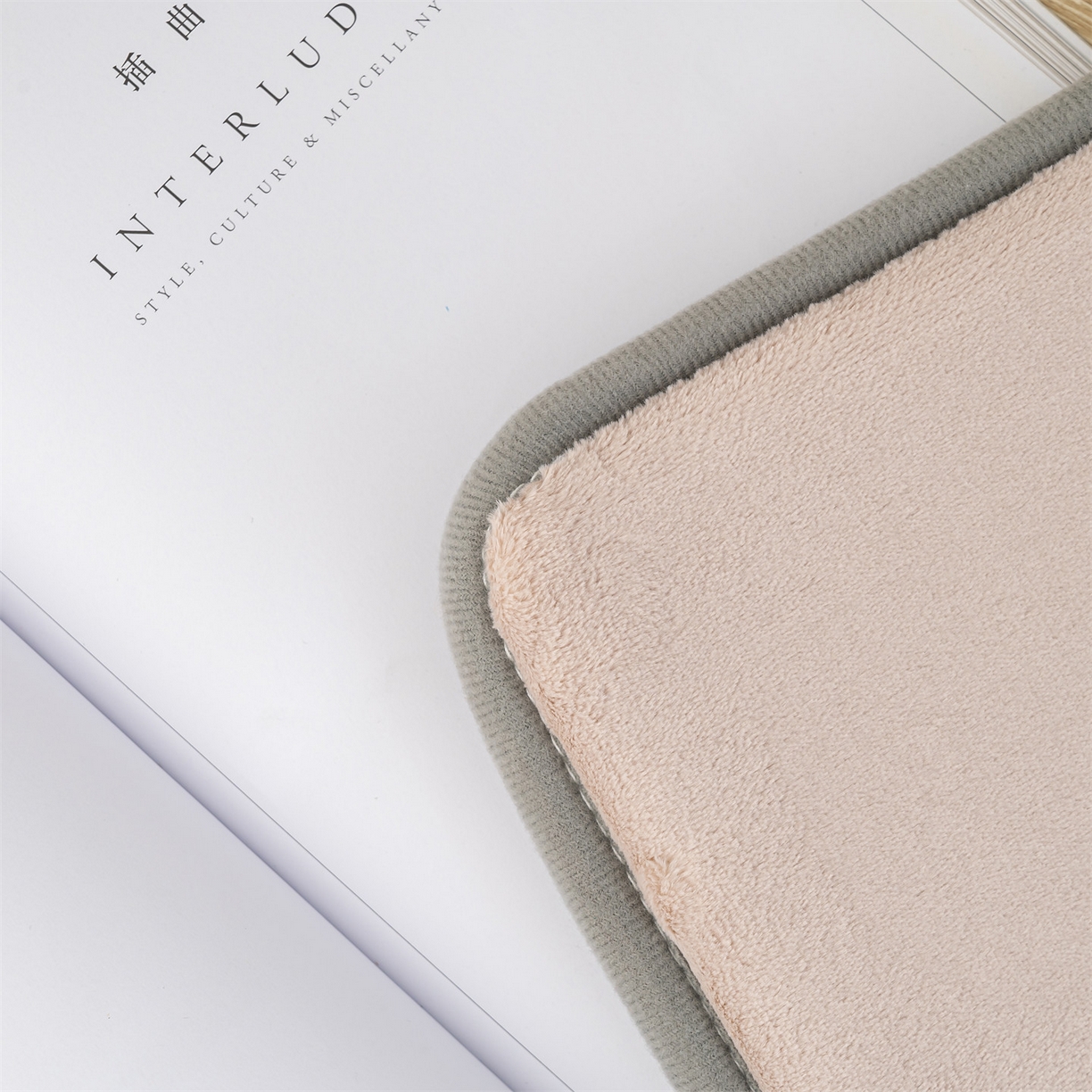 91家纺网 家纺一手货源 找家纺 新太阳蚊帐 2025新款云棉绒雕花可折叠地垫垫子 甜趣格纹垫