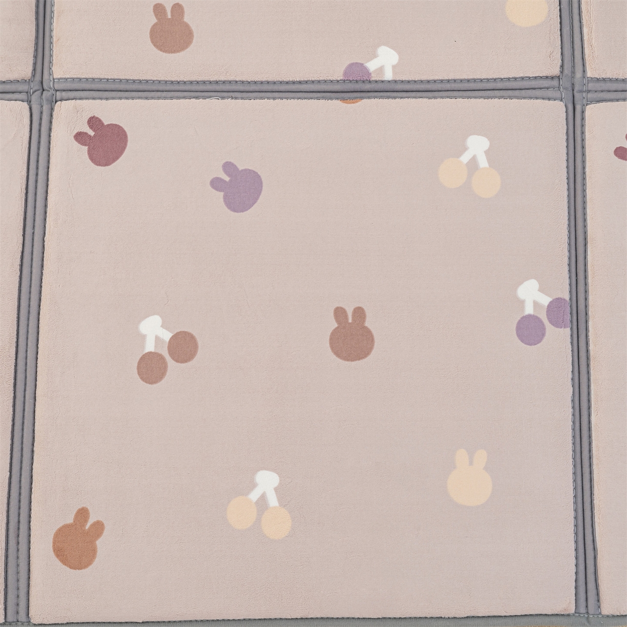 91家纺网 家纺一手货源 找家纺 新太阳蚊帐 2025新款云棉绒雕花可折叠地垫垫子 甜趣格纹垫