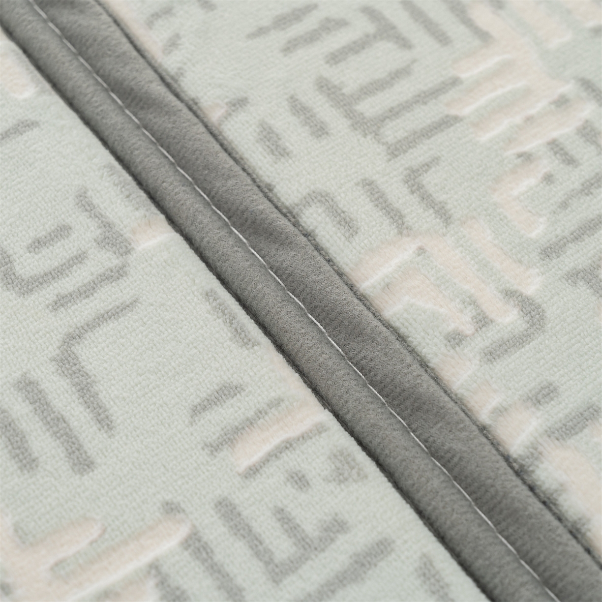 91家纺网 家纺一手货源 找家纺 新太阳蚊帐 2025新款云棉绒雕花可折叠地垫垫子 纹韵格垫