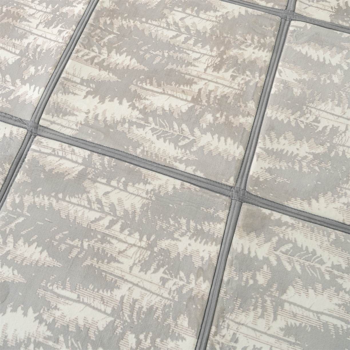 91家纺网 家纺一手货源 找家纺 新太阳蚊帐 2025新款云棉绒雕花可折叠地垫垫子 灰韵格纹垫