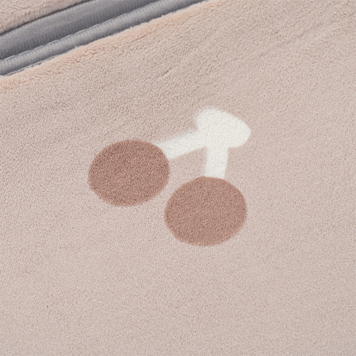 91家纺网 家纺一手货源 找家纺 新太阳蚊帐 2025新款云棉绒雕花可折叠地垫垫子 甜趣格纹垫