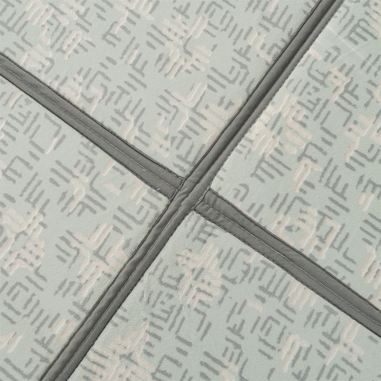 91家纺网 家纺一手货源 找家纺 新太阳蚊帐 2025新款云棉绒雕花可折叠地垫垫子 纹韵格垫