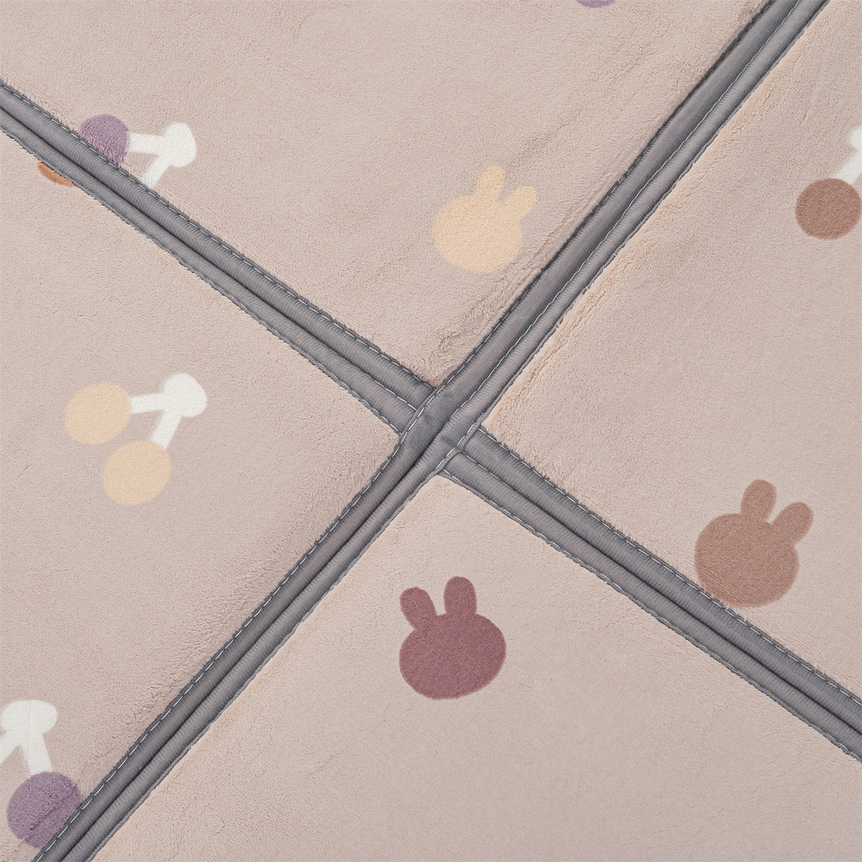 91家纺网 家纺一手货源 找家纺 新太阳蚊帐 2025新款云棉绒雕花可折叠地垫垫子 甜趣格纹垫