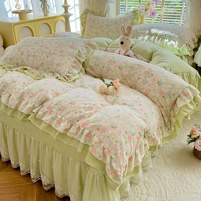 91家纺网 家纺一手货源 找家纺 梦纤绒 2025秋冬新款ins风小清新AB版法式云朵绒木棉皱皱纱床盖款四件套 春田-绿