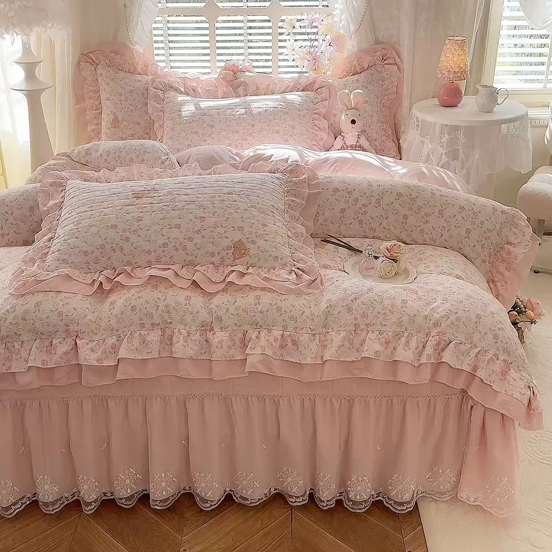 91家纺网 家纺一手货源 找家纺 梦纤绒 2025秋冬新款ins风小清新AB版法式云朵绒木棉皱皱纱床盖款四件套 莫奈-粉